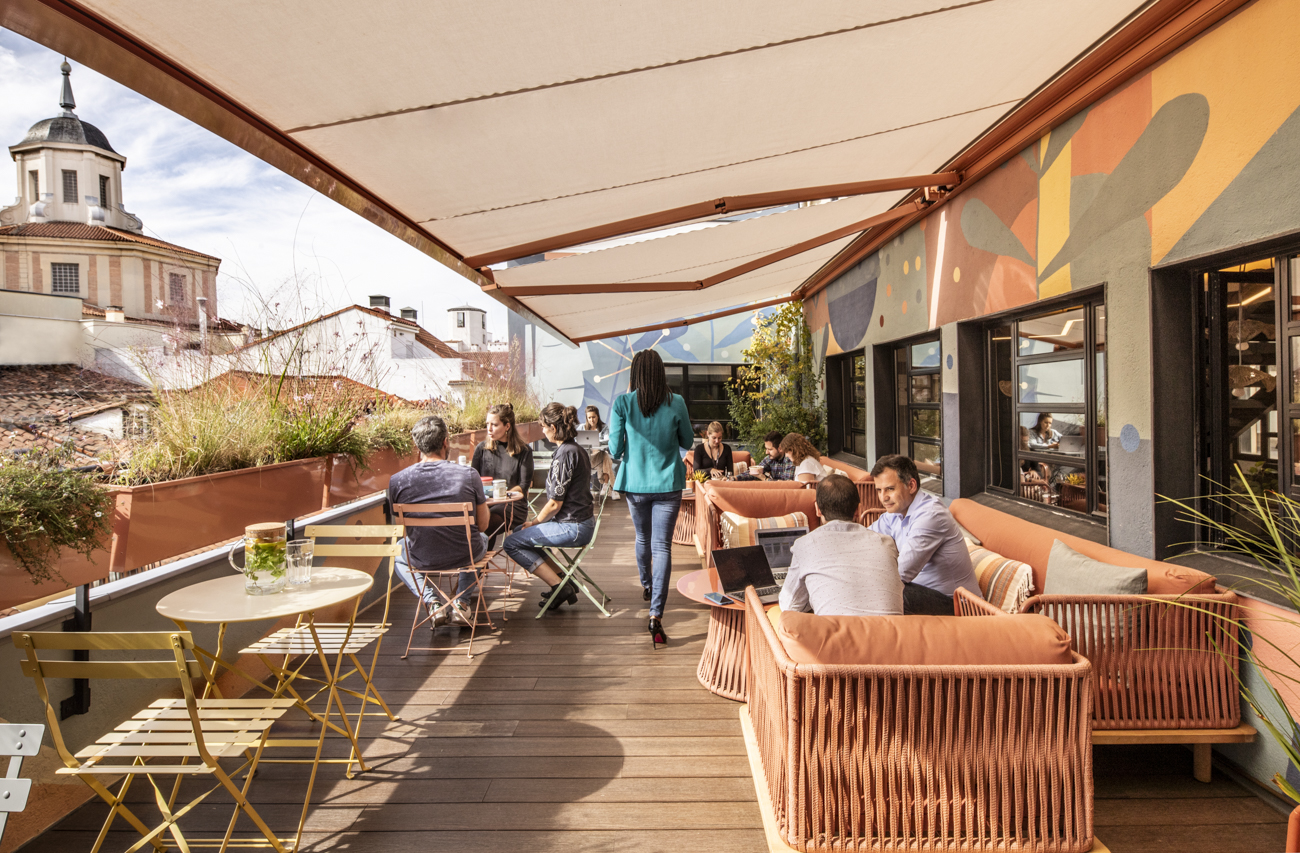 la terraza de LOOM Huertas es uno de los mejores espacios para llevar a cabo tus eventos en el centro de Madrid